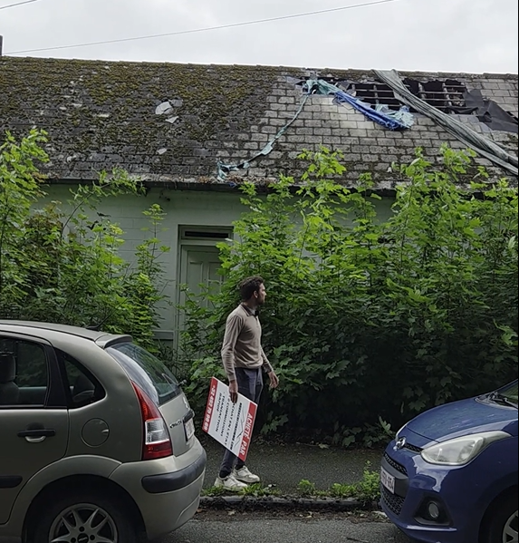 Jonas Heeren devant une maison insalubre achetée récemment - Nous Achetons Immo