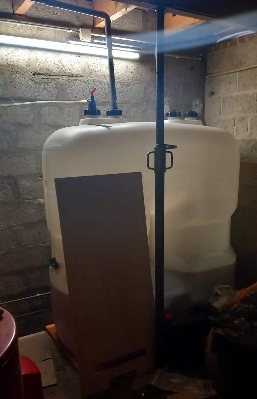 Citerne à mazout en plastique dans la cave d'une maison visitée en Belgique