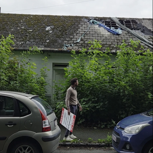 Nous Achetons Votre Maison Comptant - Vendre Sa Maison Cash 2 Jonas Heeren devant une maison insalubre achetée récemment - Nous Achetons Immo