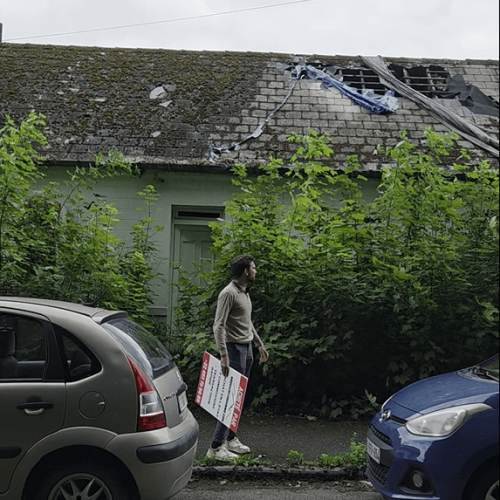 Nous Achetons Votre Maison Comptant - Vendre Sa Maison Cash 2 Jonas Heeren devant une maison insalubre achetée récemment - Nous Achetons Immo